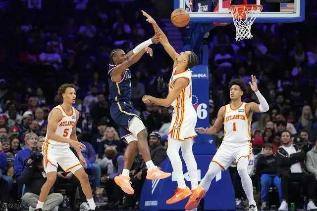 52分钟血拼空砍44+7+9！马克西超哈登成赛季最累铁人，76人双加时惜败老鹰北