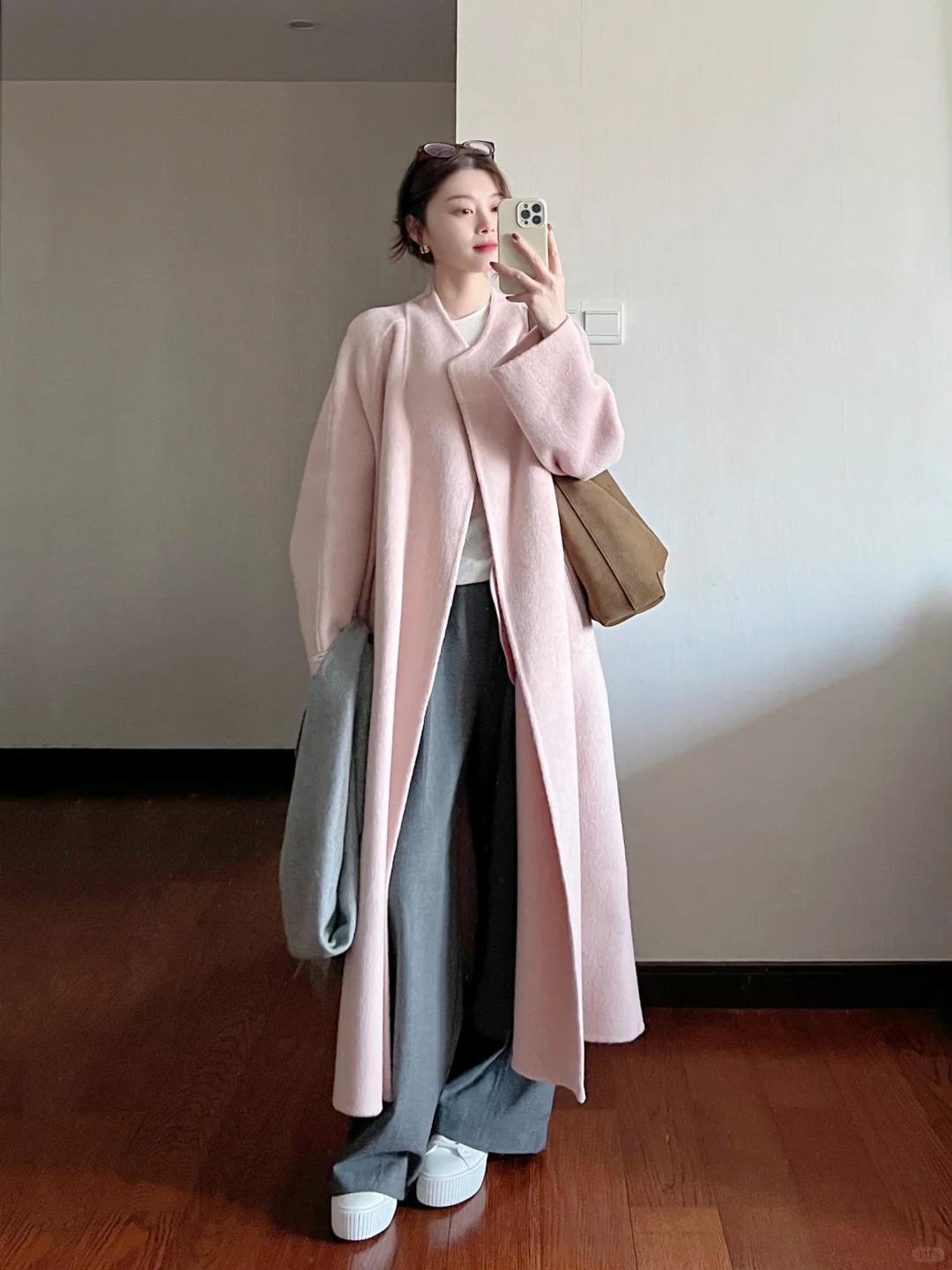 真的超级喜欢粉色大衣，氛围感太强了~

搭配灰色阔腿裤，非常松弛的一套冬季穿搭，