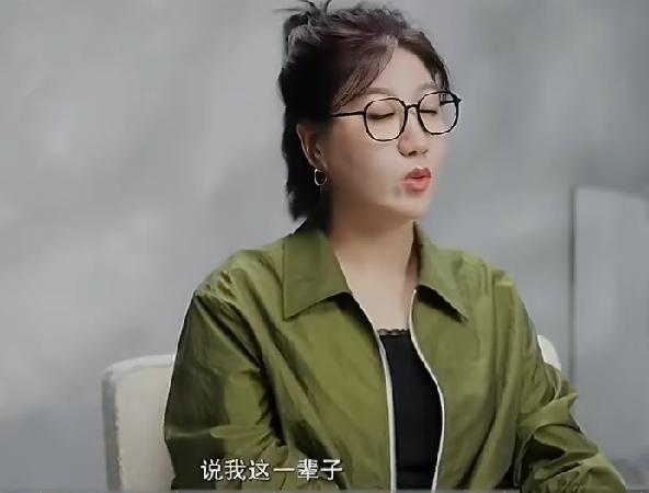 易立竞拆穿蓝盈莹说：“你不是说一辈子都是话剧演员吗？你说这才是我的主业，你忘记了