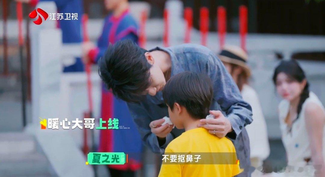 夏之光给小朋友擦鼻血《TF家族宿舍遭私生闯入》少年共情力拉满，察觉小朋友流鼻血立