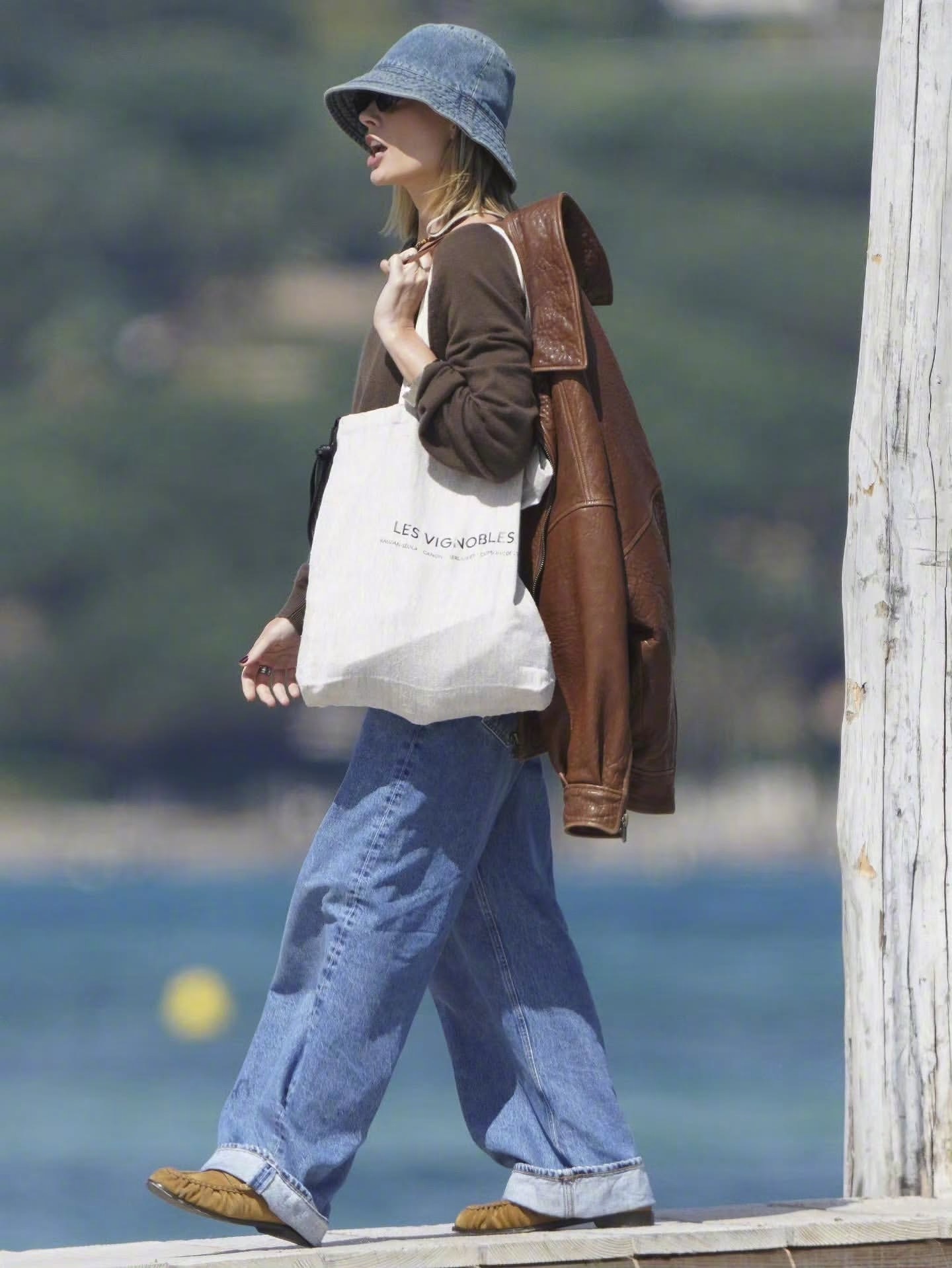 玛格特·罗比与朋友现身圣特罗佩开启度假模式，这算是今年最早一批到此度假的明星了！