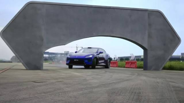 #人一旦拥有了电车#平时120km/h开高速的人，为什么要看超250km/h高环变道？因为我想知道车