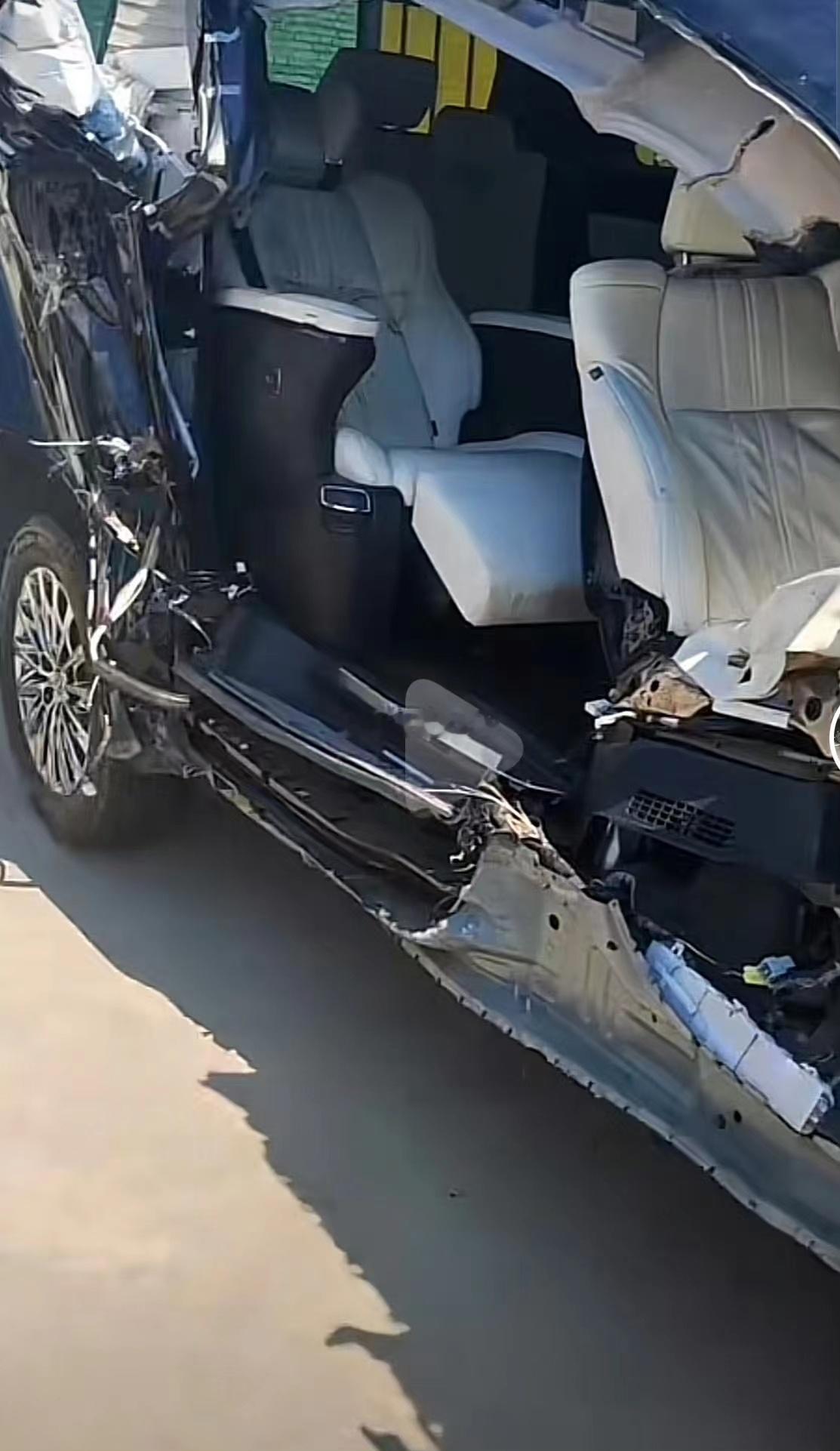 猜车啦~~~看这座舱赶脚人没受太大的伤！！！ 