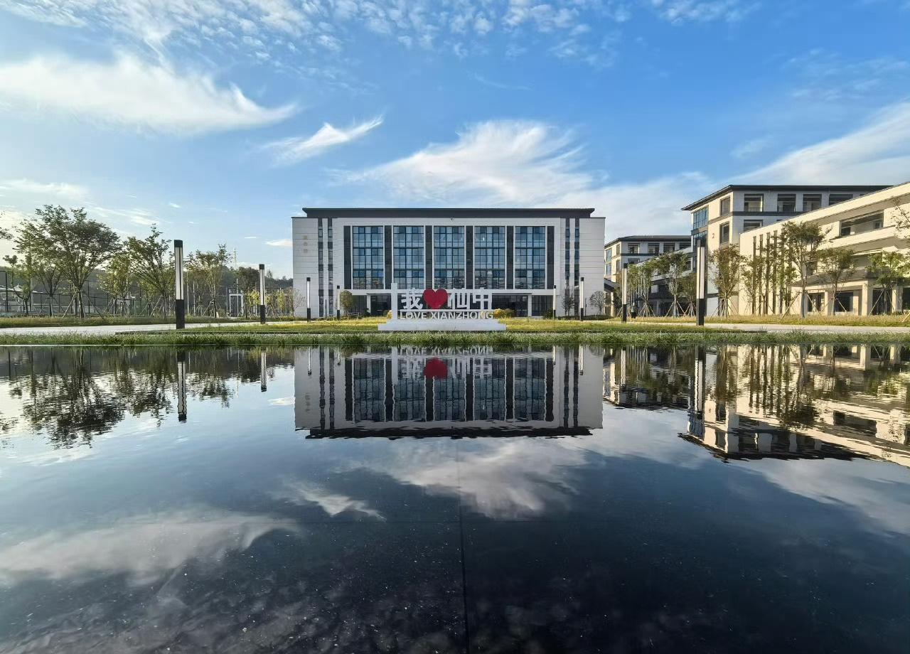 太湖高级中学的老师在报告最后放了一张学校的照片（图2），感觉跟仙都中学（图1）的