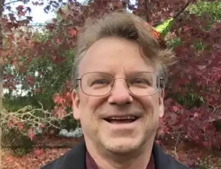 苹果公司64岁的第8号员工至今还在职，而且如果不出意外的话，只要苹果公司不倒闭，