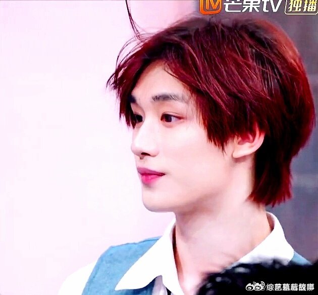 丁程鑫你好星期六 丁程鑫凭借清爽少年感和超强表现力，在舞台上轻松抓住所有人目光。