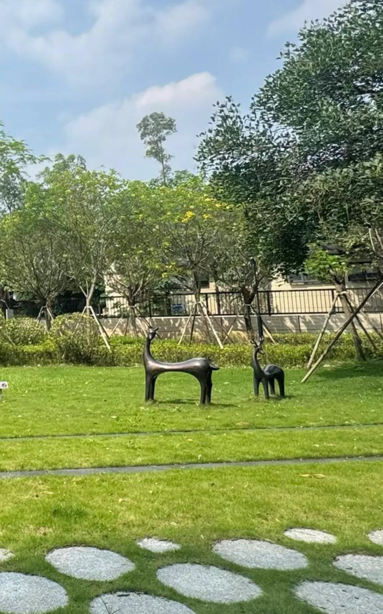 春天的风吹身上暖暖的，出来跑跑，阳光、草坪和小鹿，被这片绿意治愈，春天就是要多看