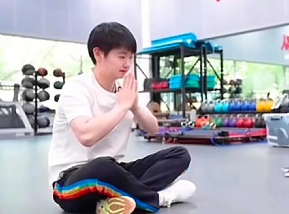 孙颖莎这张“祈福”图，也太乖了吧！
 
刚刷到莎莎这张健身房的旧图，盘腿坐地、双