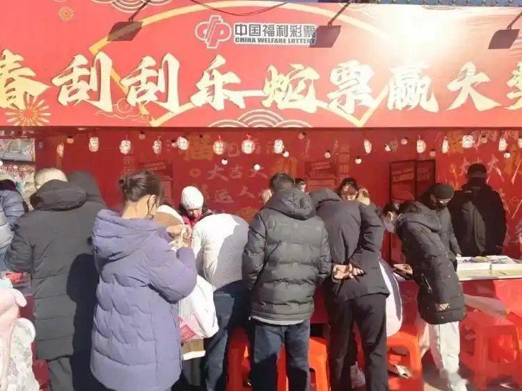 男子刮刮乐中25万淡定问店主能兑吗 春节在广场买了好多福利彩票的刮刮乐，结果一分