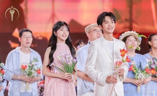 《给阿嬷的情书》主演百花奖同框，李思潼告别朴素穿仙女裙，王彦桐白西装少年感拉满 