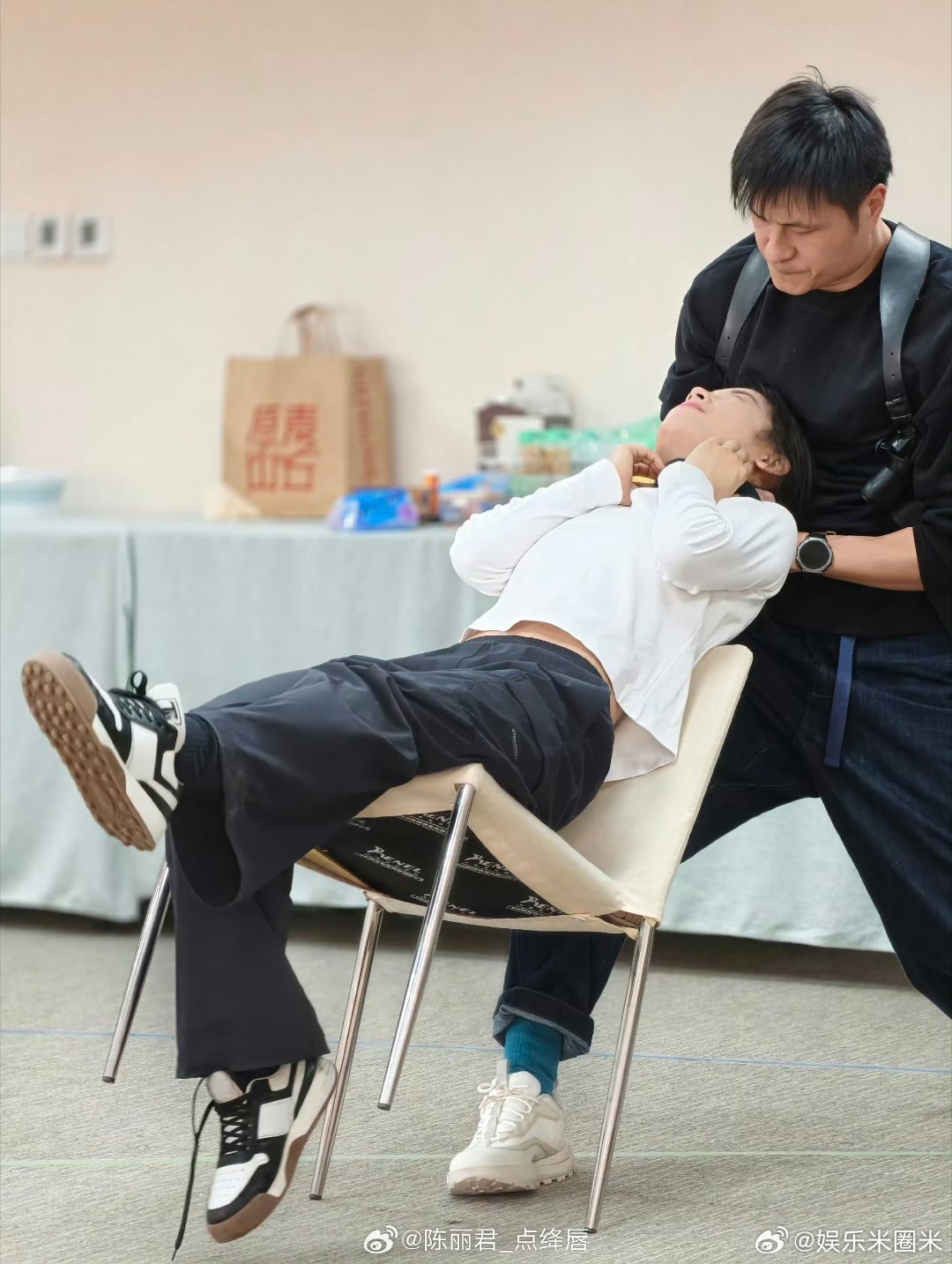 陈丽君话剧里又在挨揍别人演戏负责谈恋爱耍帅，陈丽君演戏负责挨揍，话剧舞台上依旧没