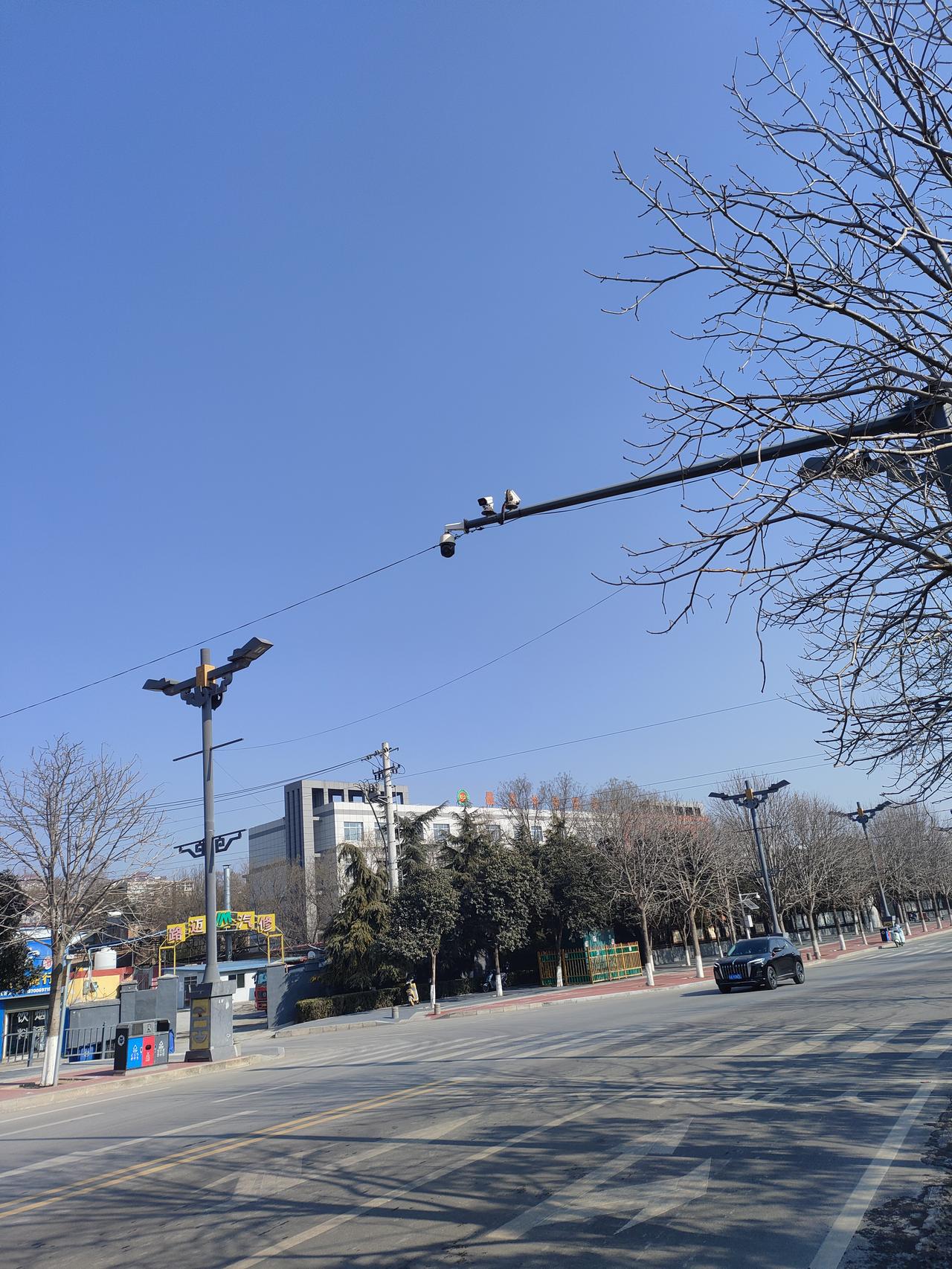 生活总爱出其不意，冷不丁扔过来一个难题，绊得人猝不及防：好好的工作突生变故，精心