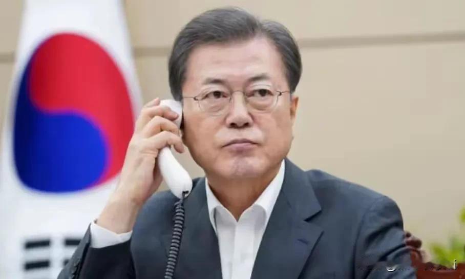 前韩国总统文在寅，退休后在乡下开书店成“网红打卡点”：下午4点“上岗”和顾客合影