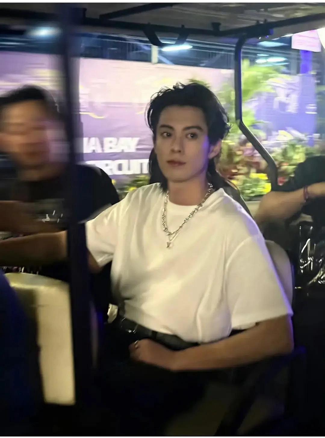 穿自己品牌出来是旅游局邀请的王鹤棣，换了身皮衣就是LV代言人了，气质转换绝了[捂