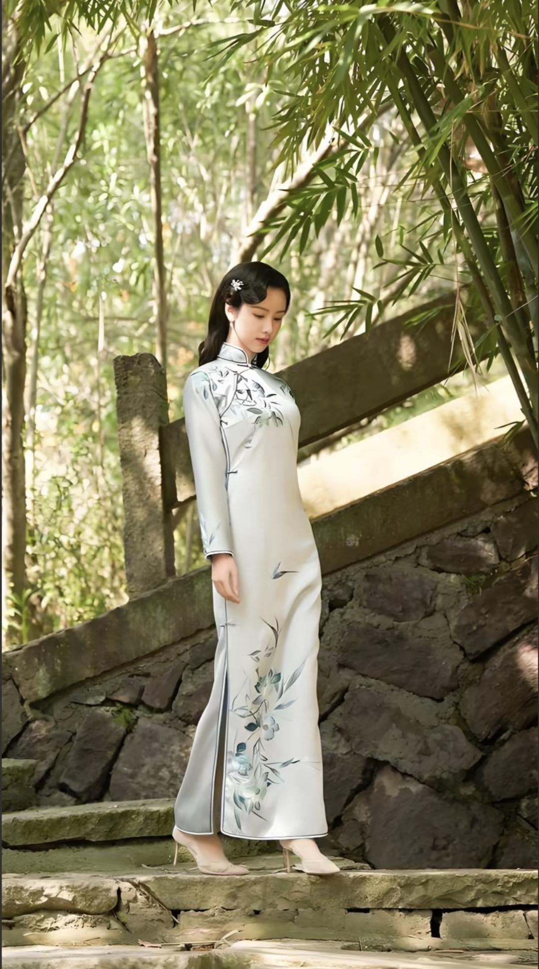层层青竹漫过斑驳石阶
细碎日光
轻轻落满一身素缎
 
裙身晕开淡墨花枝
不着浓艳