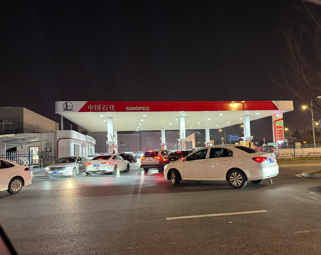 明天油价上涨，加油站这一块忙的热火朝天

不管奔驰、宝马、奥迪还是宝骏、五菱、吉