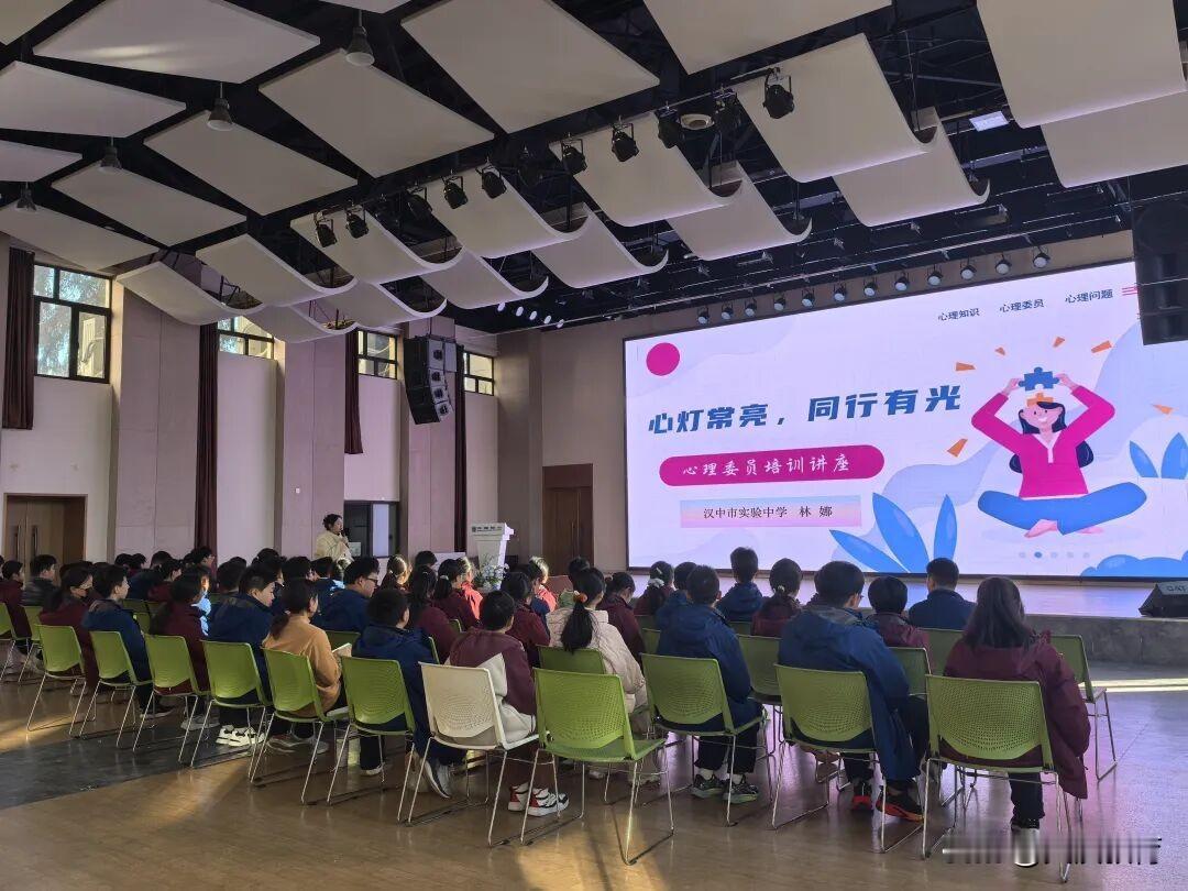 培训正式开始前，现场播放了减压视频。舒缓的音乐、治愈的画面缓缓流淌，不仅驱散了大