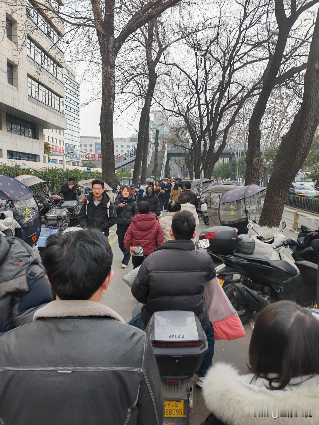 你说人如果不得已谁爱往医院跑？是现在的人重视身体了，还是经济条件好了，还是人们的