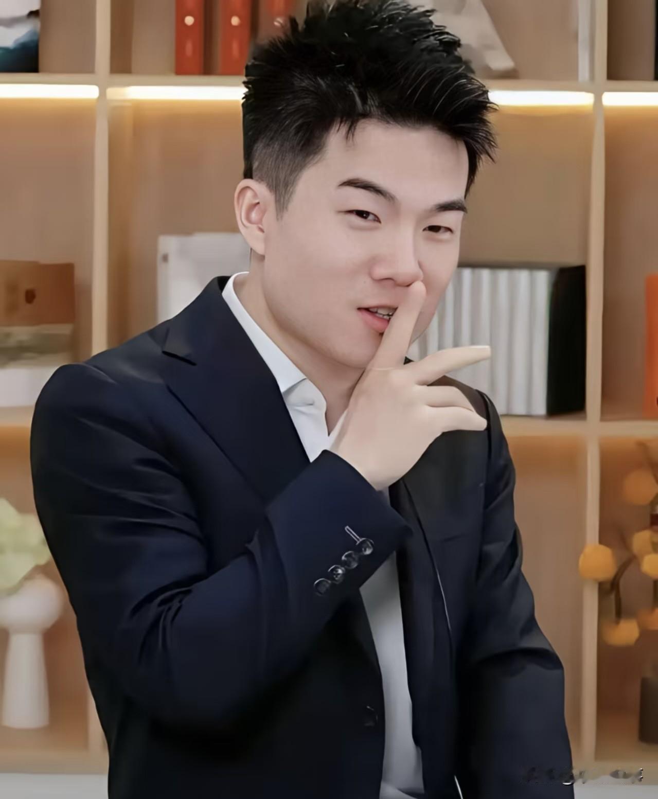 一进永辉超市，我本来开开心心想买瓶茅台，结果一看价签——1780元！我当场就懵了