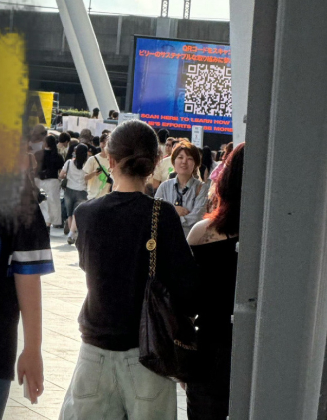 单依纯看碧梨演唱会东京偶遇单依纯看碧梨演唱会 wow有网友在东京偶遇单依纯看碧梨