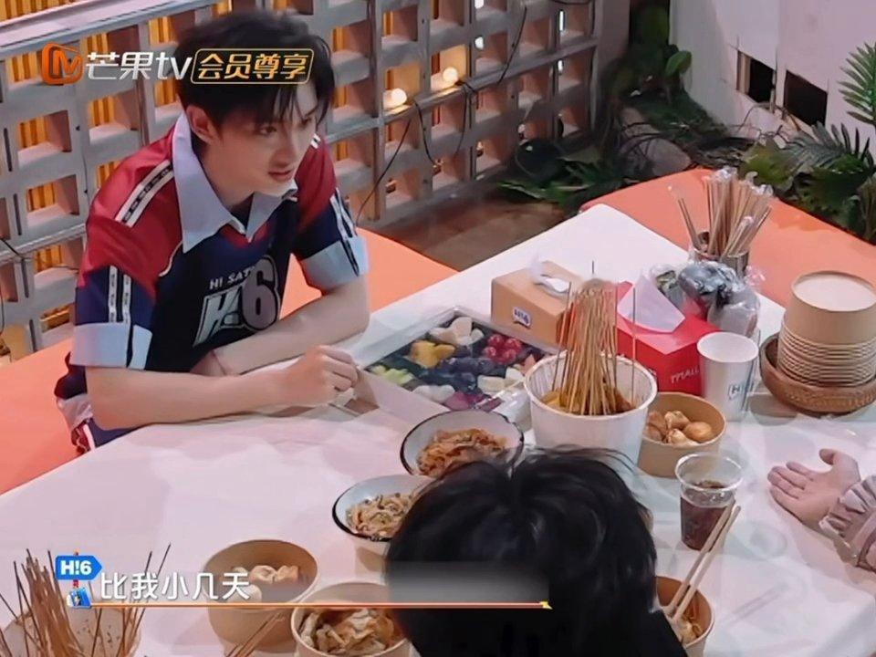 何炅听到周柯宇比丁程鑫小的反应你好星期六丁程鑫一直没能如愿当上哥哥，全场所有人都