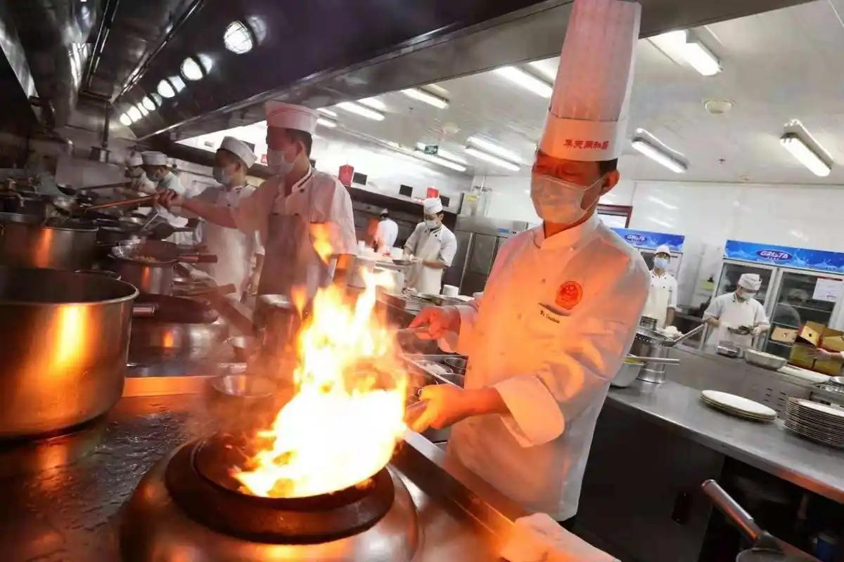 [月亮]抢厨师饭碗？炒菜机器人进驻餐饮后厨，市场超30亿


当下国内餐饮行业一