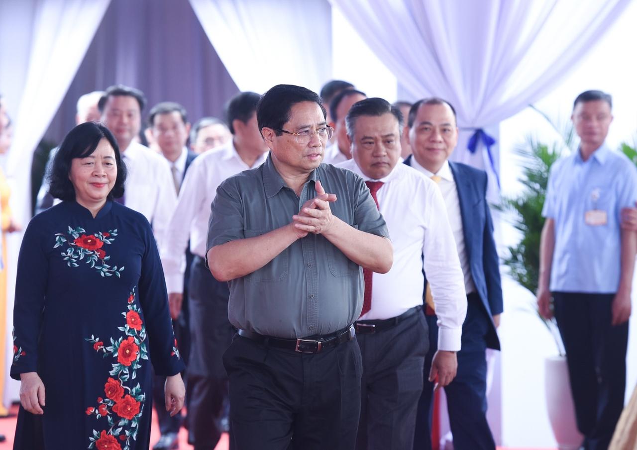 不得不说，范明政很会来事。古话说宰相肚子能撑船，这话一点都不假！

近距离看范明