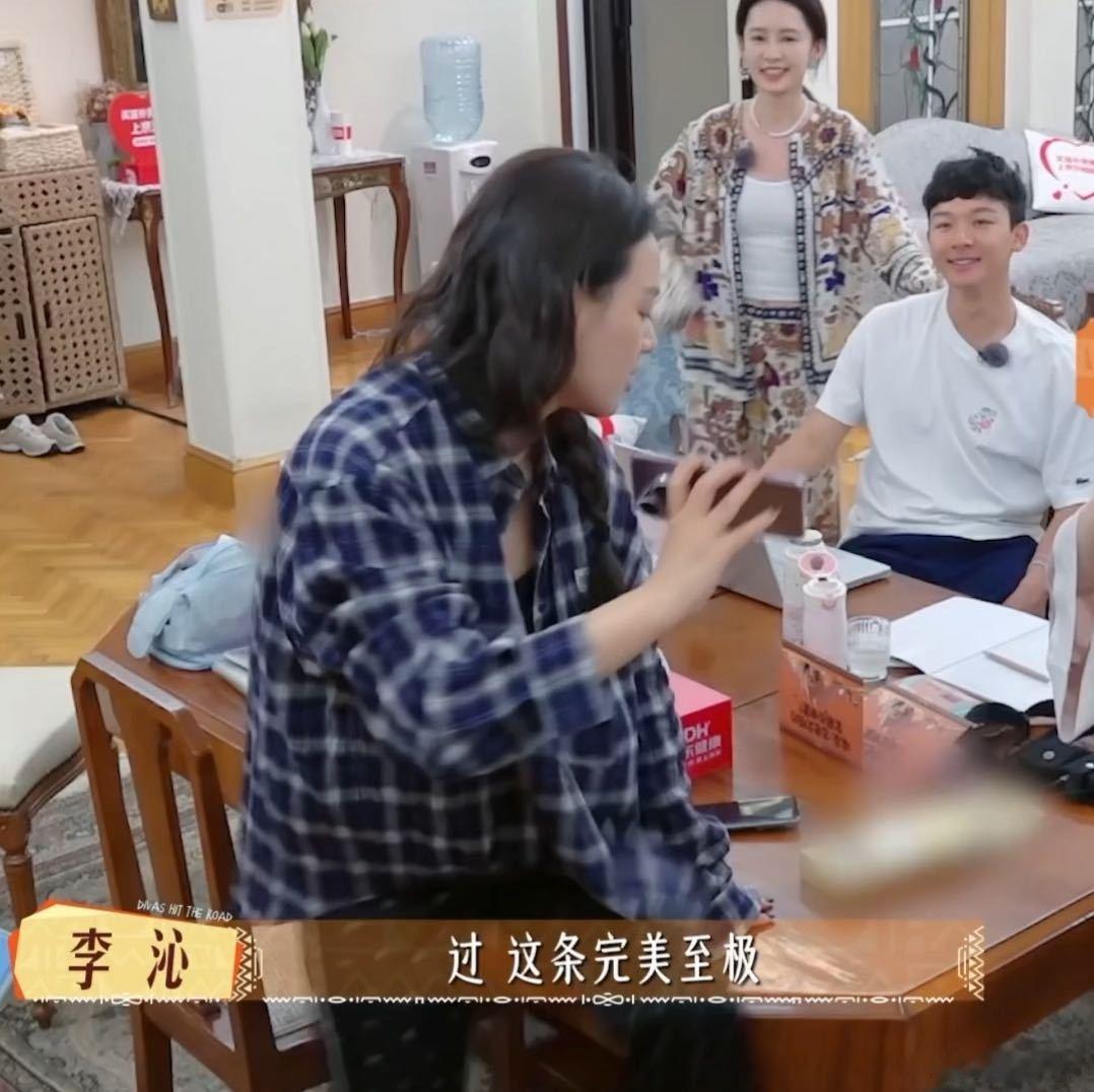 马思纯掀桌了 马思纯本来就是凑过来找位置拍照，结果一屁股下去直接把桌子掀了，这动