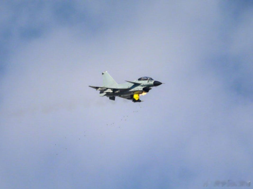 战机飞行大片上新了过瘾！直击靶场！空军战机怒吼开练，飞行员苦练精准打击本领，硬核