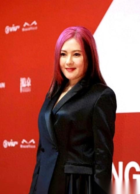 闺蜜开了个记者会，指控我跟她老公不清不楚，还写了本书，把所有细节都抖落了出来。