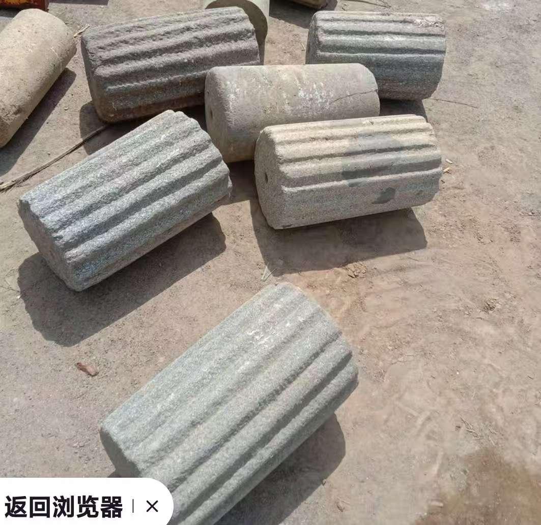 磨亮的木犁 老家堂屋的墙角，斜倚着一把老木犁。枣木柄被岁月浸得发亮，泛着温润的暗