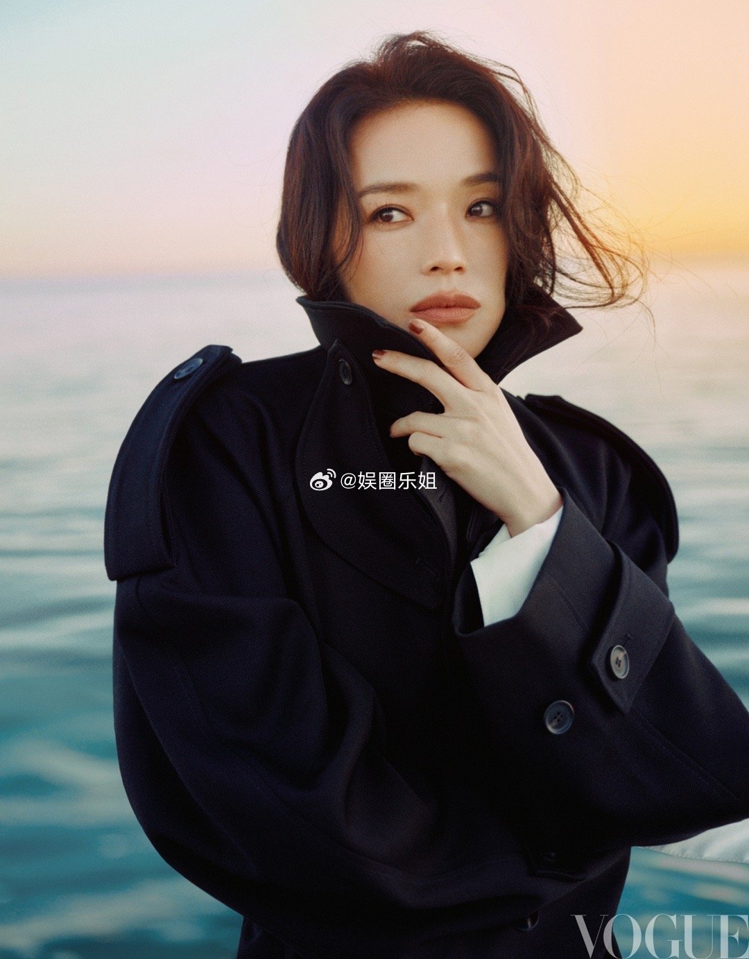 舒淇 的 VOGUE Moment 首期电子刊封面海边的黑玫瑰🌹摄影｜Nick
