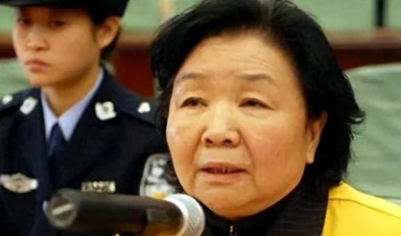 2008年，让30万个家庭失去希望，本被判为无期徒刑的三鹿集团董事长田文华，只因