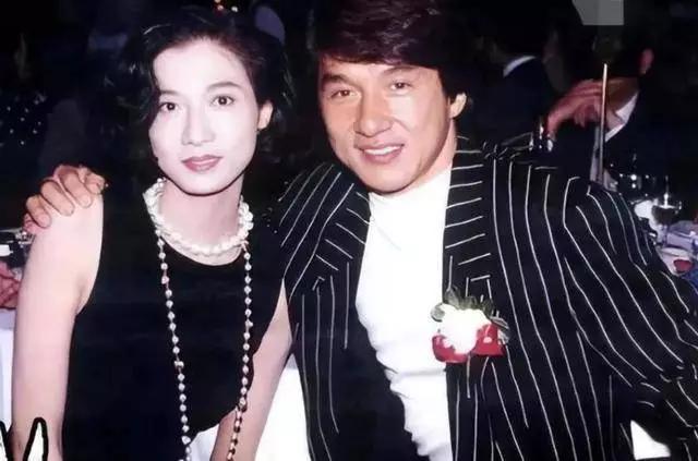 71岁的成龙也开始安排后事了，私生女儿相认了。12月28日电影《过家家》首映礼上