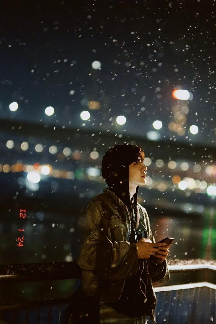 白敬亭抖🎵营业，氛围感十足。 