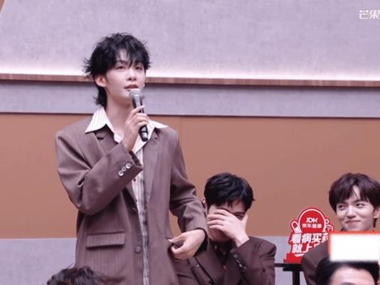 张彬彬让王赫野挨着自己睡张彬彬让王赫野睡自己和孙楠中间综艺花絮片段曝光，床位分配