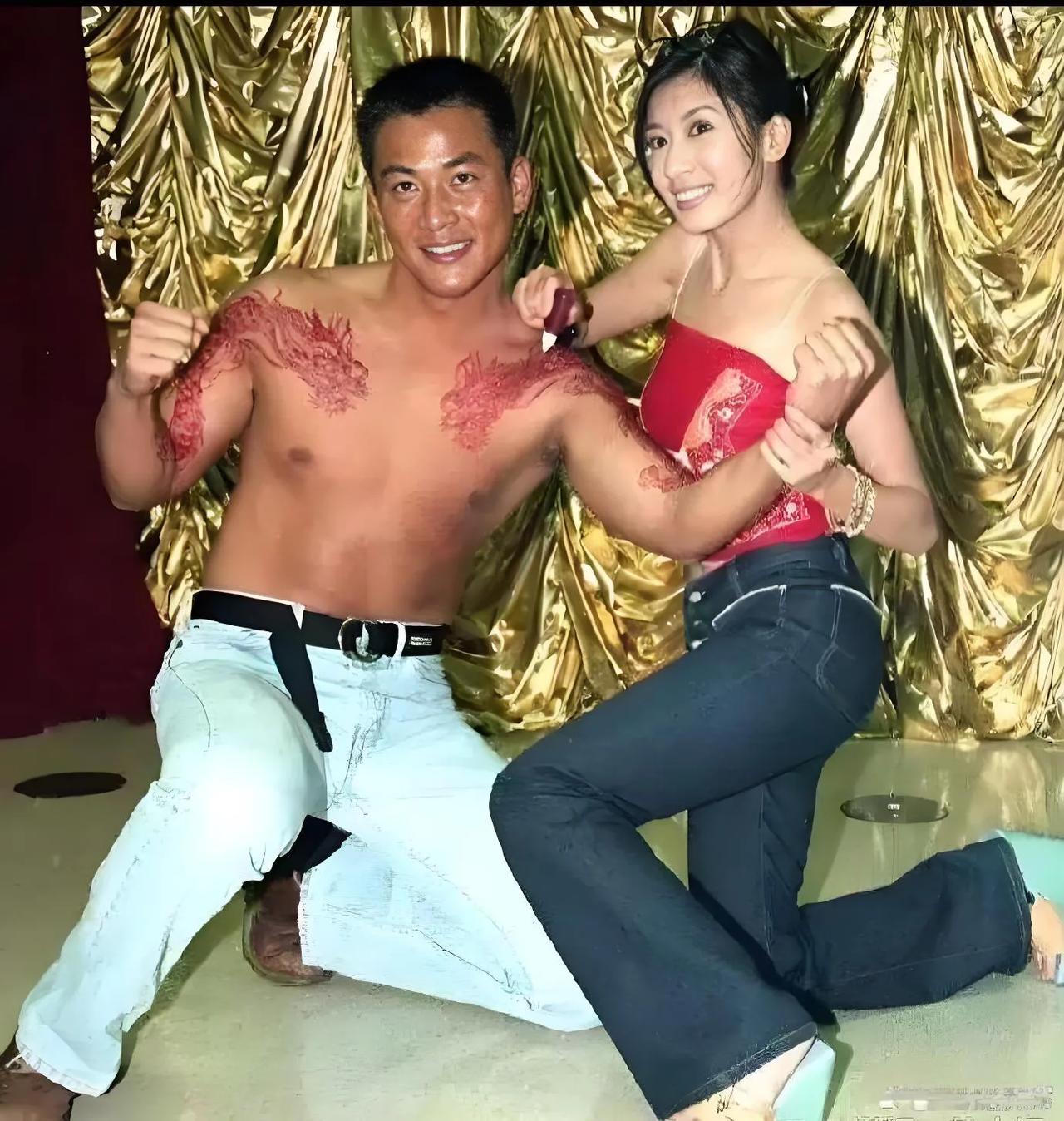 认识这位型男的人都已经老了吧！

大美女贾静雯和一位帅气壮士男子的合影，虽然那会