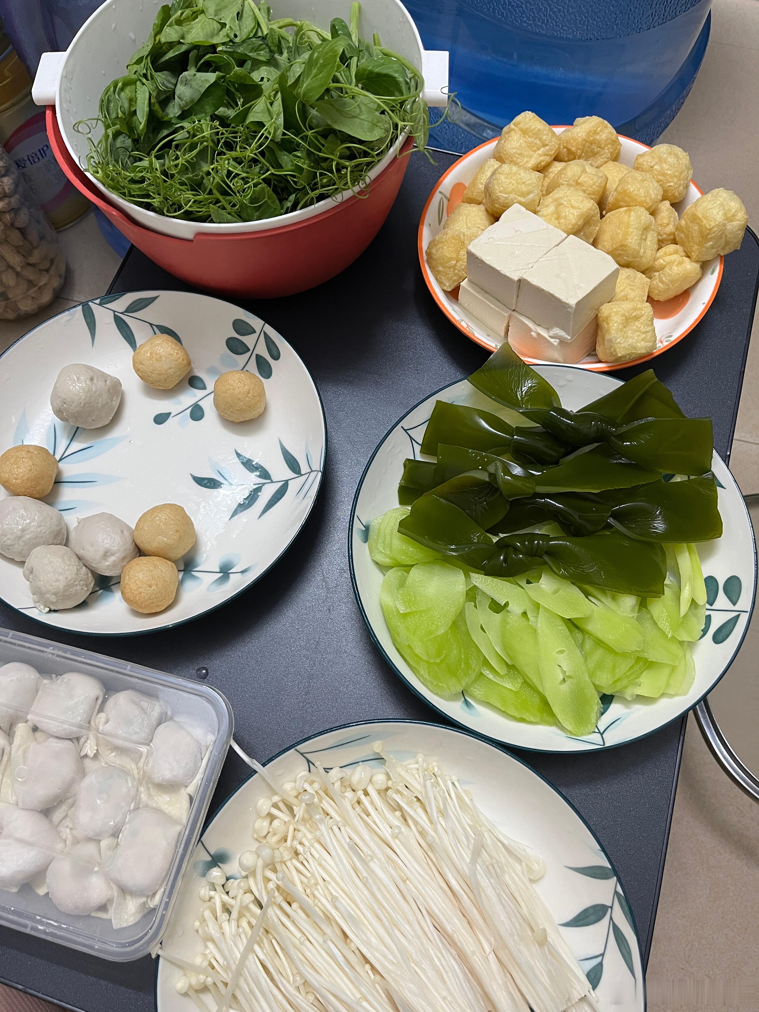 今晚又是吃火锅，女儿说今晚还要吃，又买了几样菜，吃不完，根本吃不完，可是我又想每