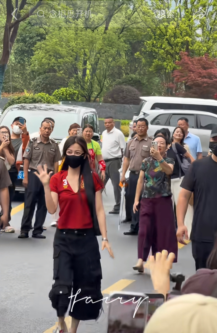 虞书欣侯明昊念相思开机路透虞书欣这么火么，连大姨们都加入队伍了，好热闹呀看到好多