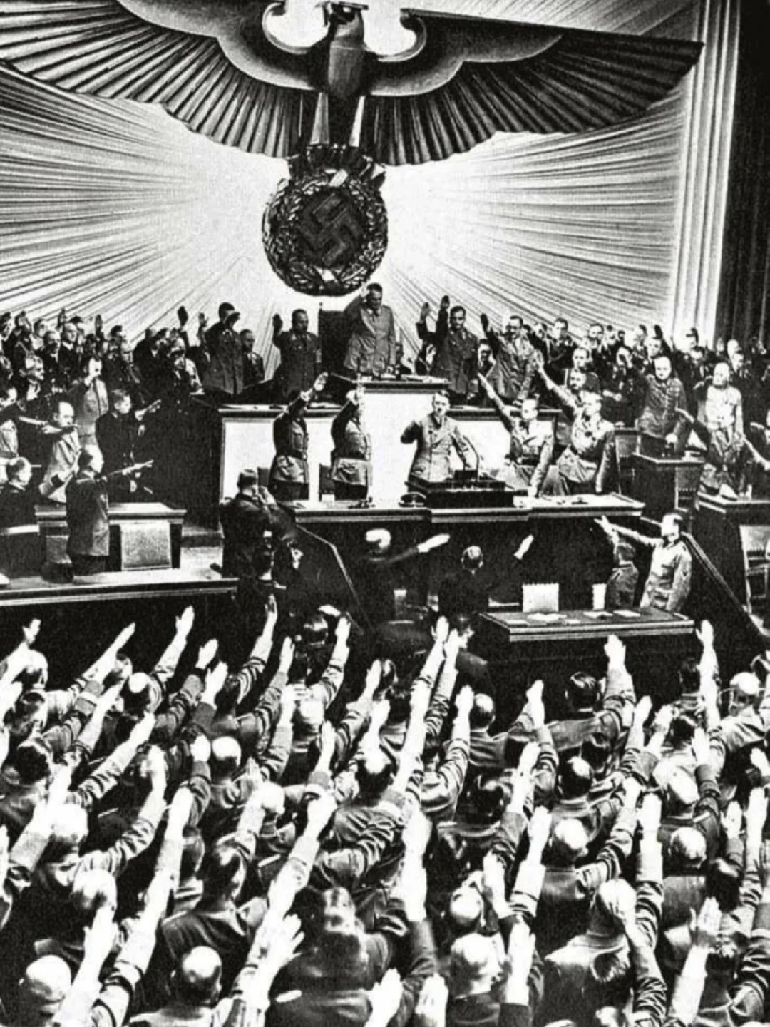 1935年，小胡子在德国国会大厦发表演讲