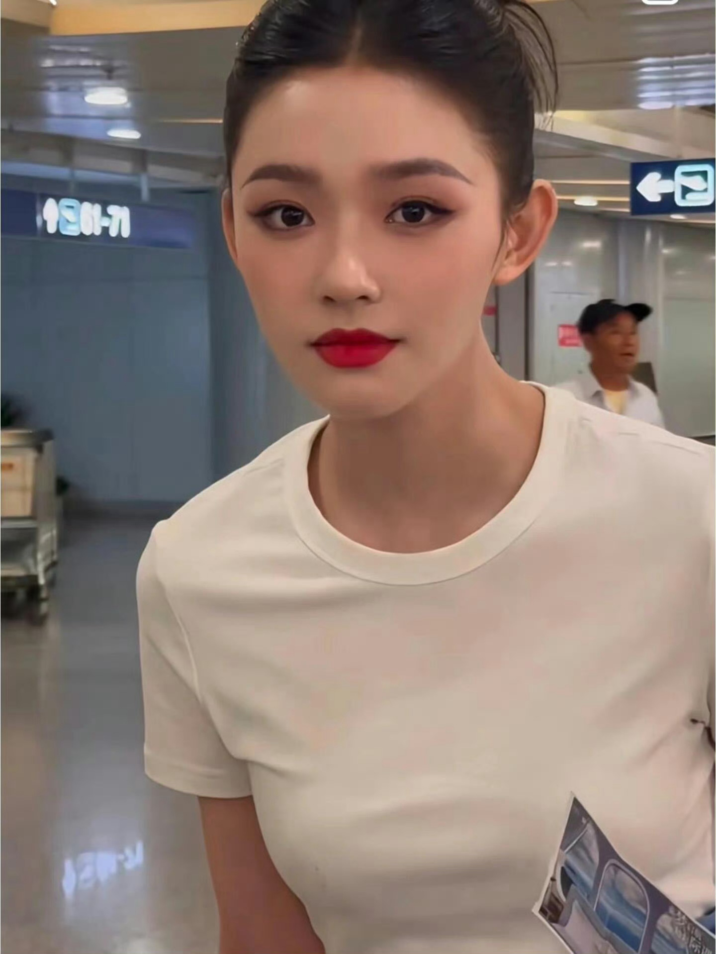 不是。。林允这发际线也太优越了吧！！！ 