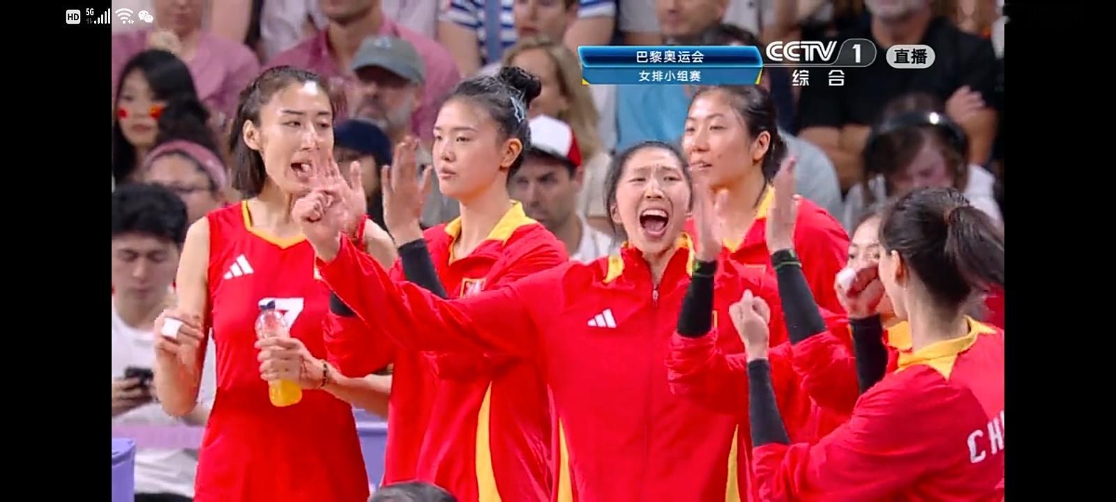 #中国女排vs美国女排# 第三局美国队悬崖边上要反扑，普拉莫和斯金纳上场，换下俩