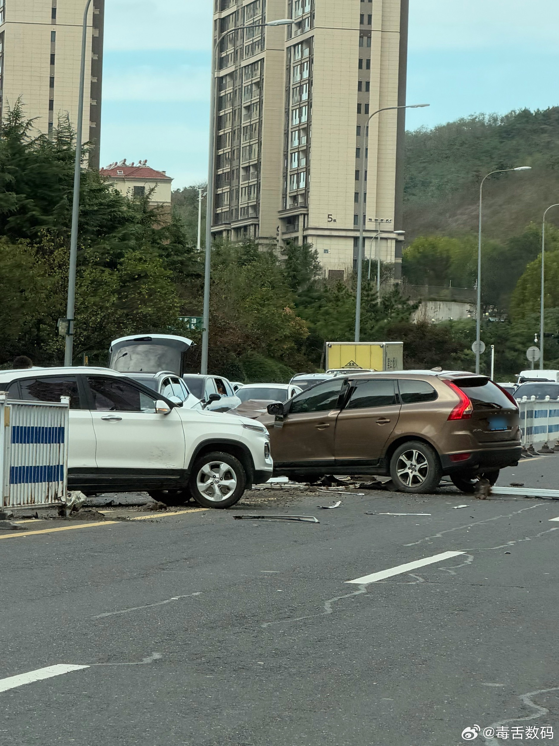 这车冲出护栏把对面车撞了[无聊] ​​​
