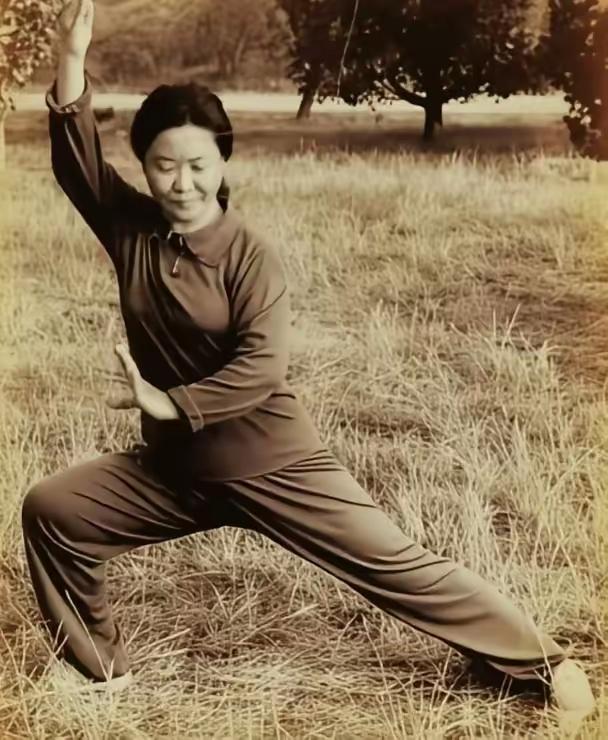 王铎：郭兰英青年时练武形象
朋友们，这是郭兰英青年时代练武的形象。你看她练得多么