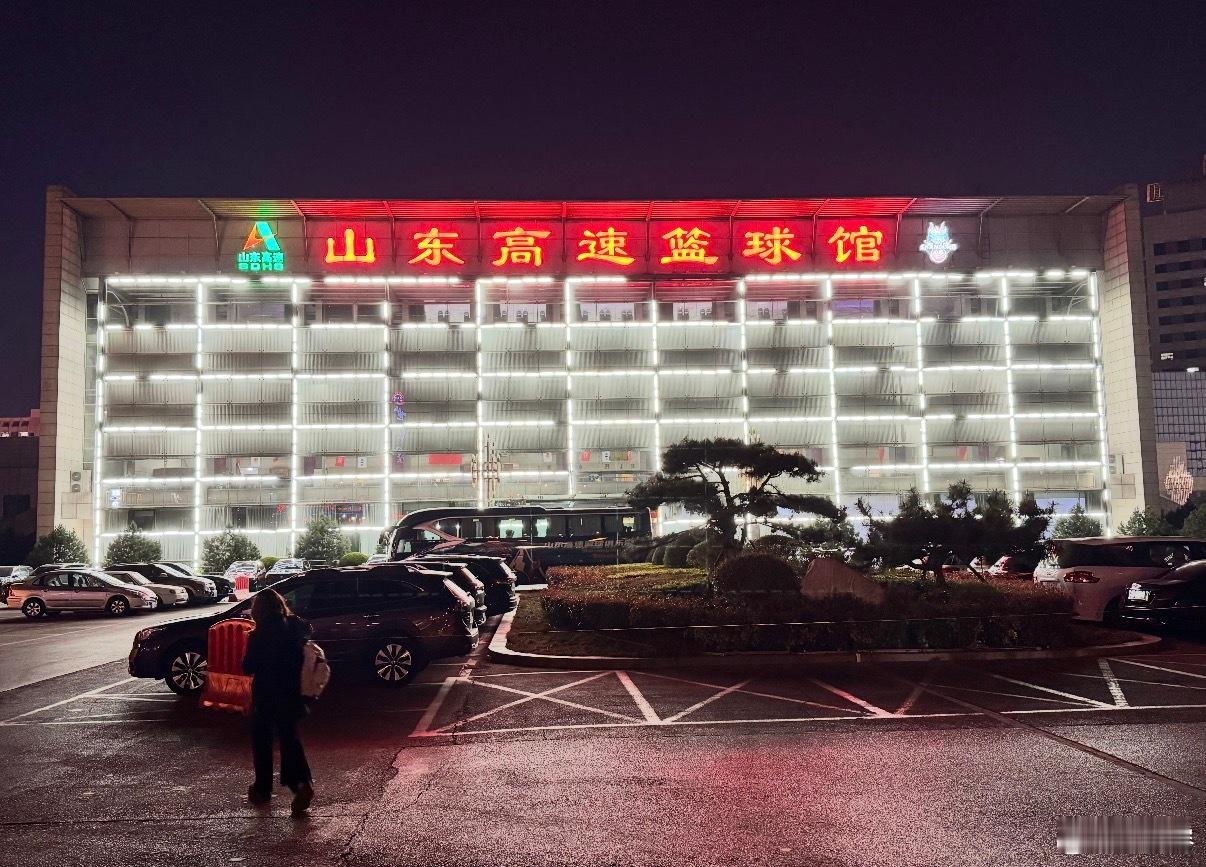 山东在主场被龙狮拖到第四节节末决战时刻，没太看过程就单看技术统计：全场三分球27