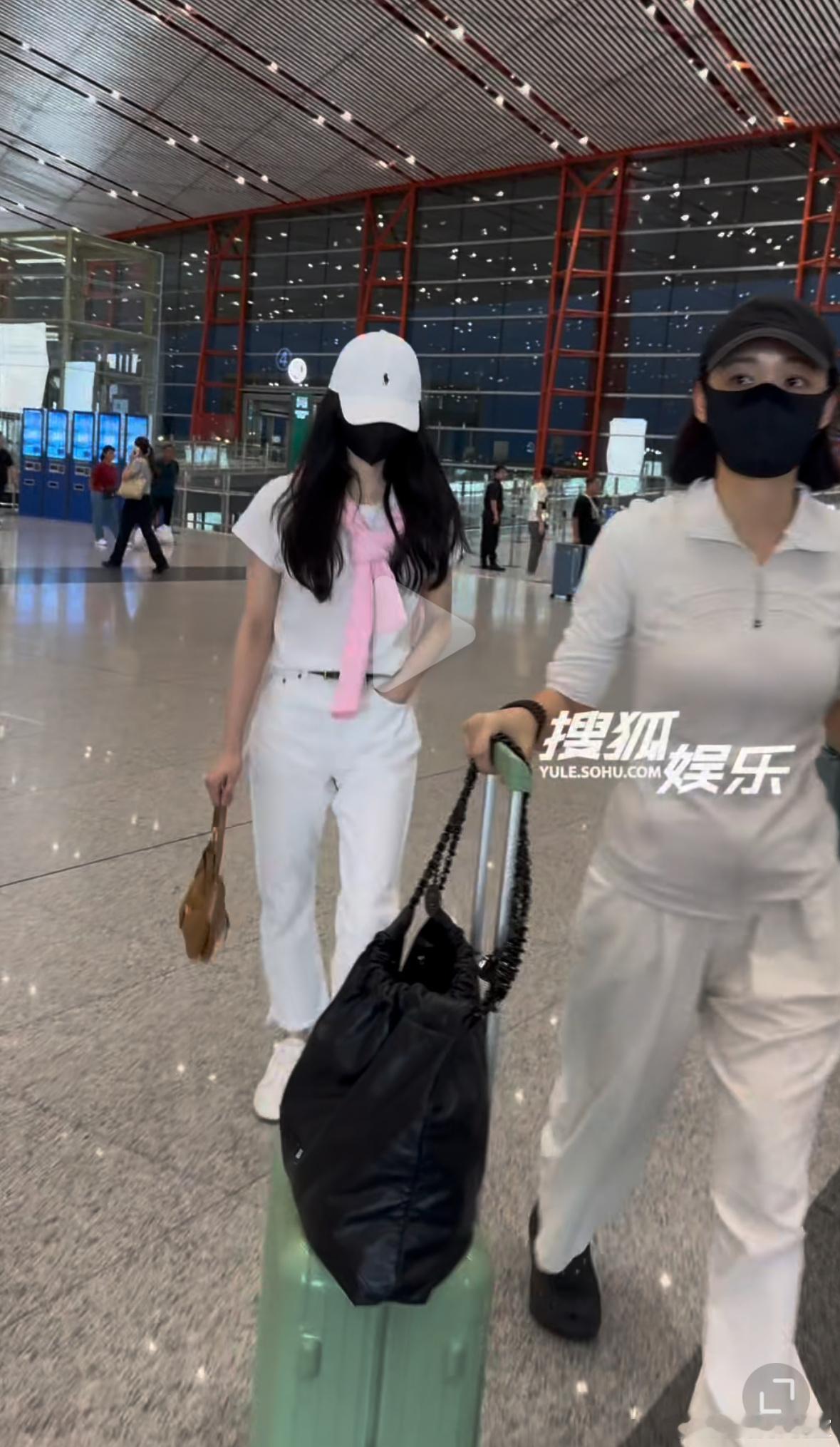 刘诗诗 机场全套拉夫劳伦，飞往纽约去看秀。。。理想阿玛尼、现实拉夫劳伦[笑cry