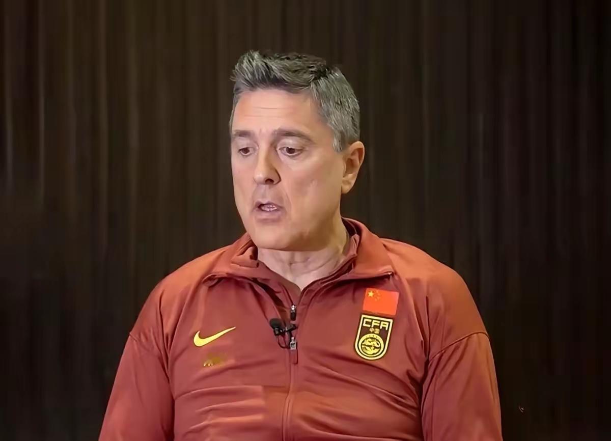 U23国足主帅安东尼奥，对记者又一次摊开战术板。

他的策略简单到让同行觉得固执