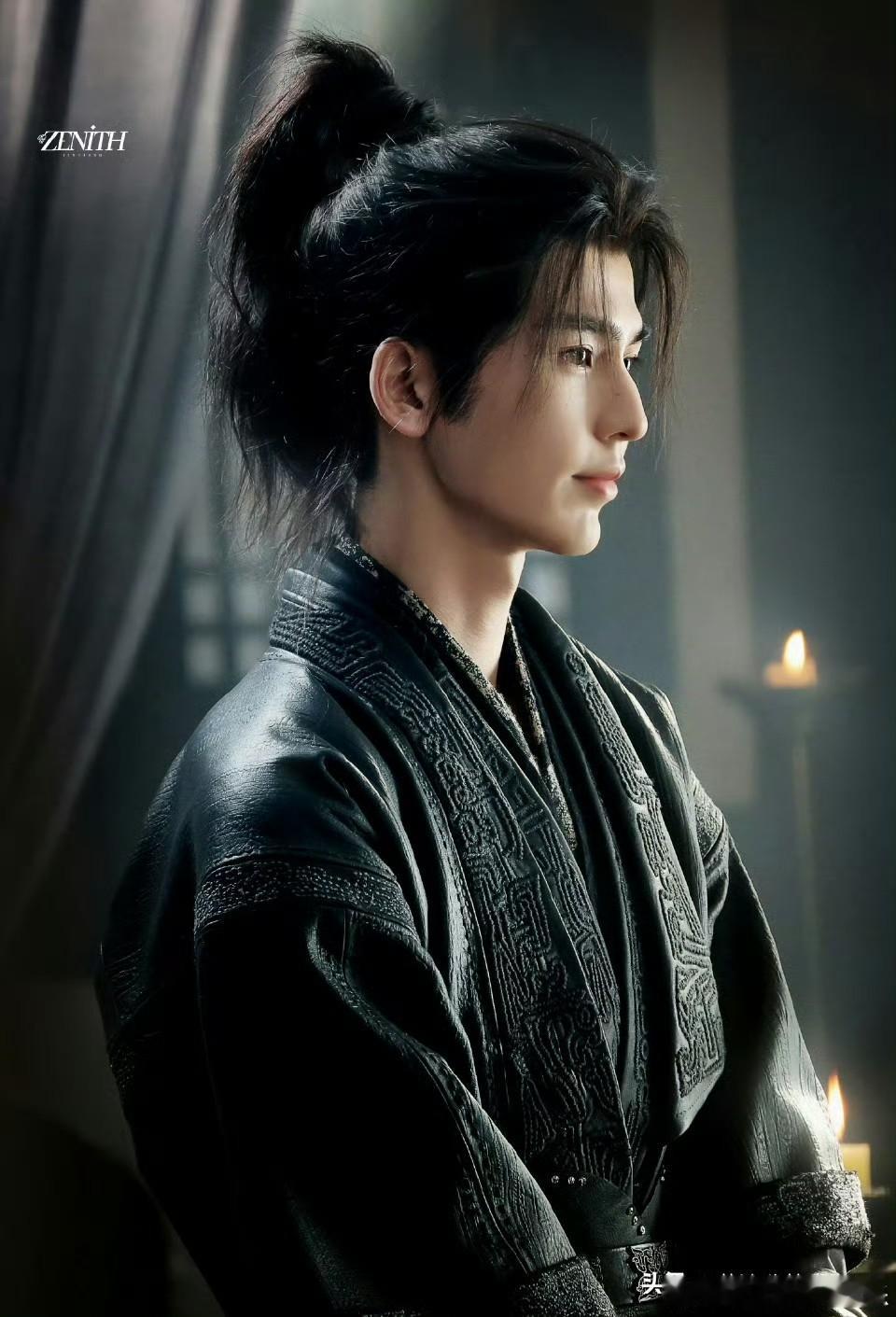 张凌赫《归鸾》出妆路透～
高马尾造型英气十足！萧厉的枭雄气场藏不住，草根逆袭帝王