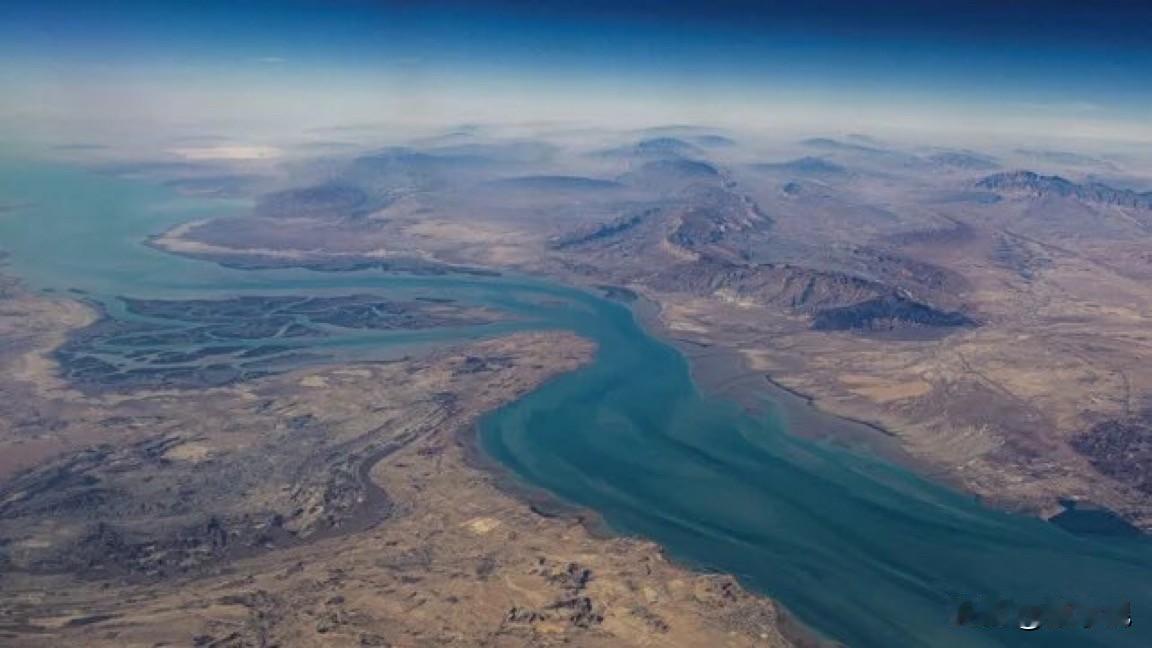 中方周一在与沙特王储穆罕默德·本·萨勒曼通电话时表示，霍尔木兹海峡必须“保持开放