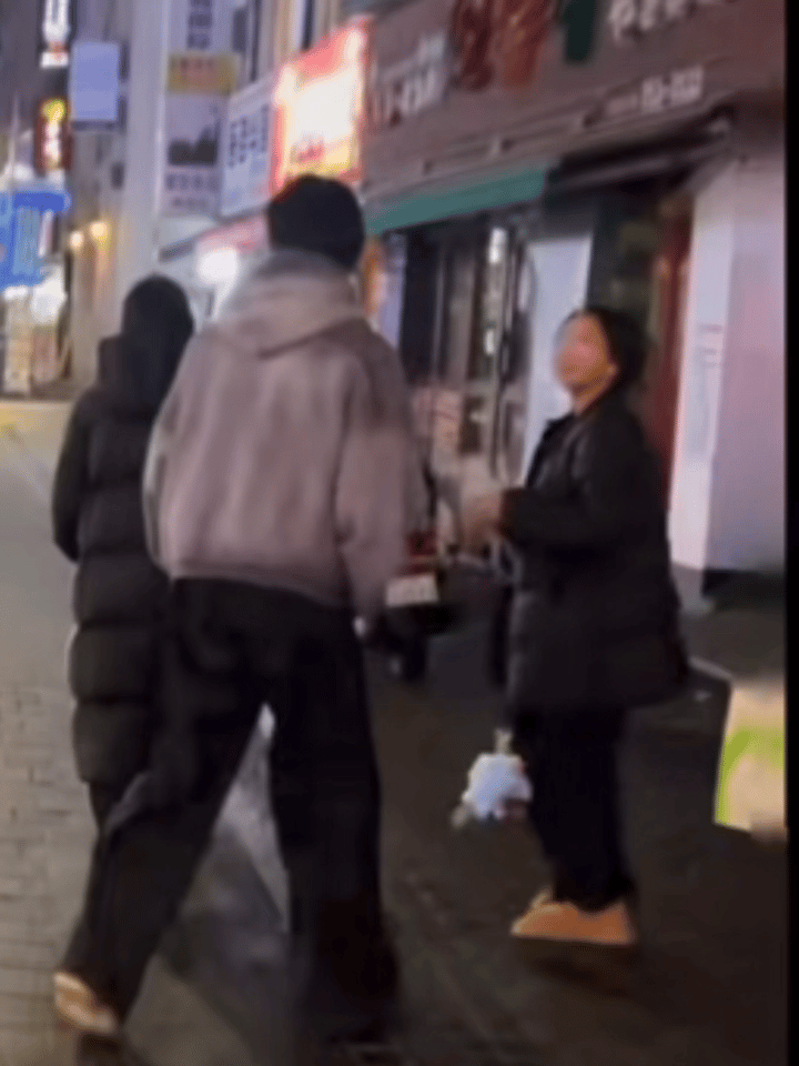黄朔妹妹模仿私生被哥哥制裁黄朔妹妹在家模仿私生近距离跟拍，常年受私生骚扰的他一时